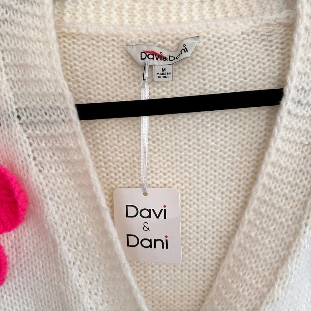Davi & Dani Cream Cardigan with Bold Floral Details - Picture 4 of 5